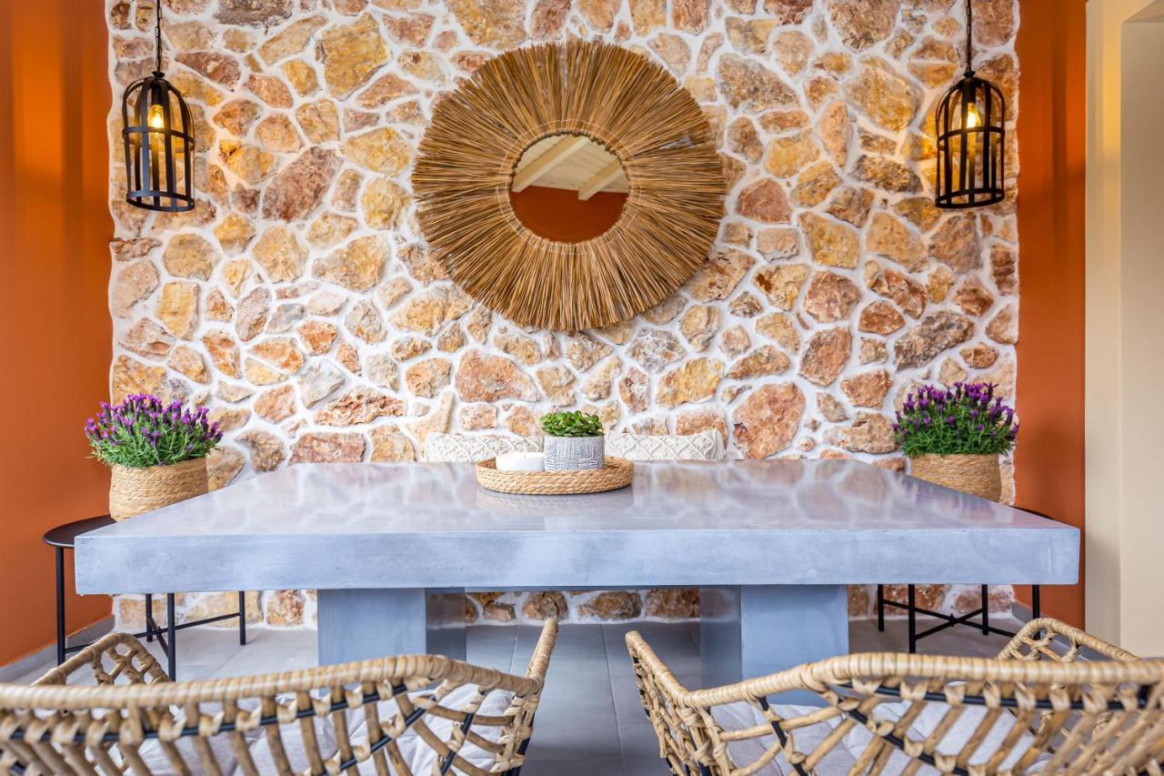 Lola's Luxury Liapades